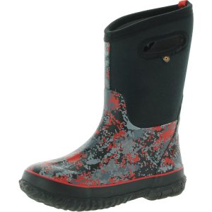 Jungs ziehen wasserdichte Regenstiefel an