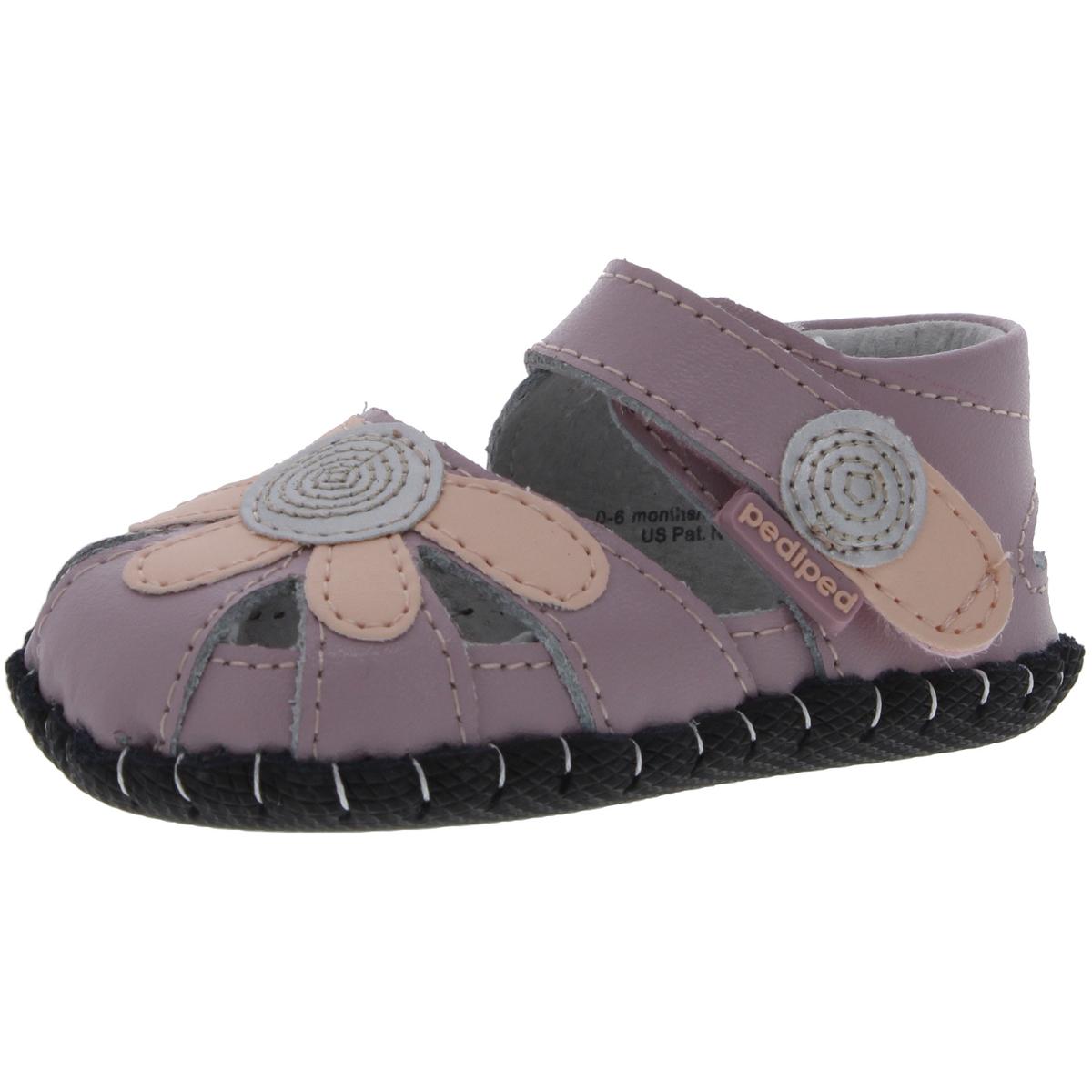 Weiße flache Sandalen aus Leder