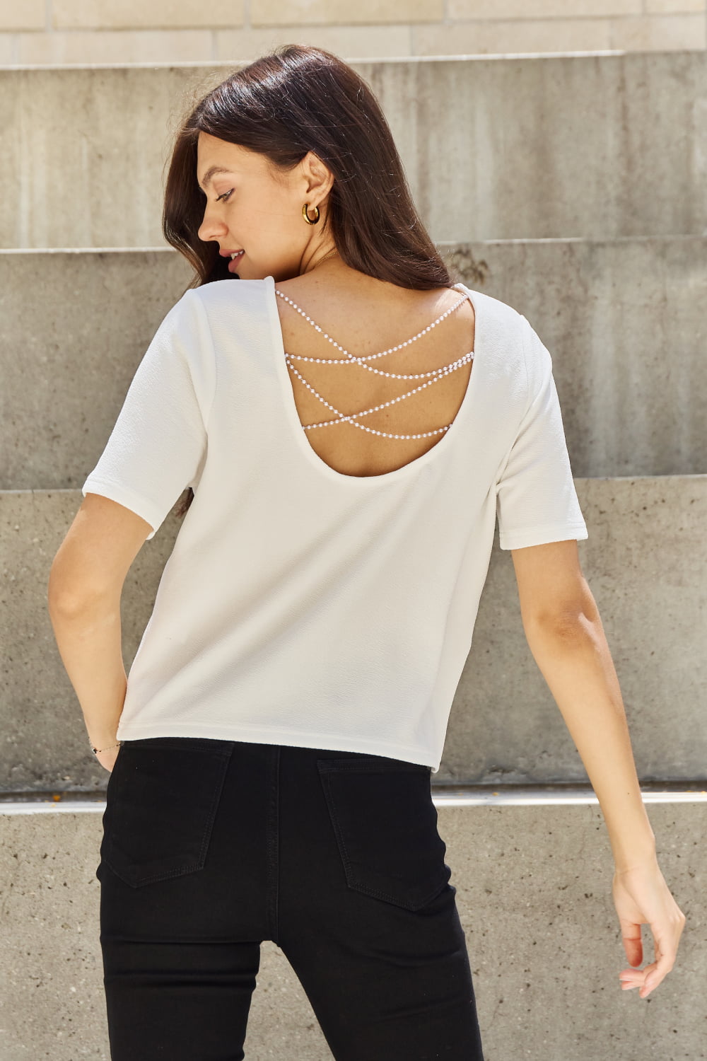 Perlweißes T-Shirt mit überkreuzten Perlendetails in voller Größe und offenem Rücken