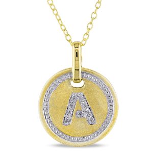 Mimi & Max: Ein Initial-Diamant-Akzent-Anhänger mit Kette aus gelb plattiertem Sterlingsilber