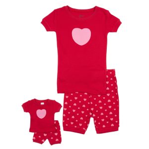 Mädchen und passende Puppe kurze Pyjamas Herzen