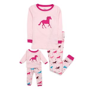 Mädchen und passende Puppe Baumwolle Pyjamas zeigen Pferd