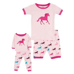 Mädchen und passende Puppe kurze Pyjamas Show Pferd