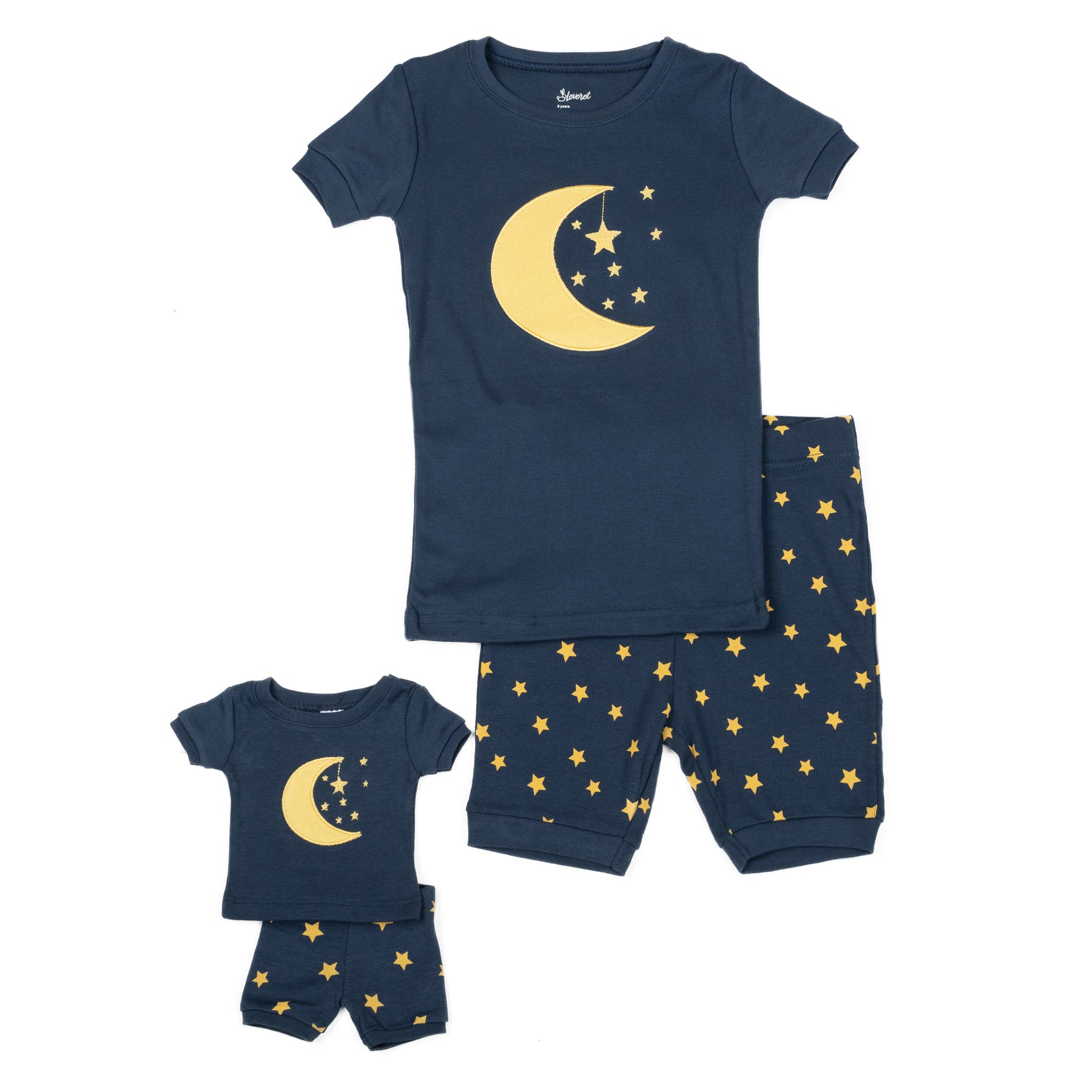 Mädchen und passende Puppe kurze Pyjamas Mond und Sterne