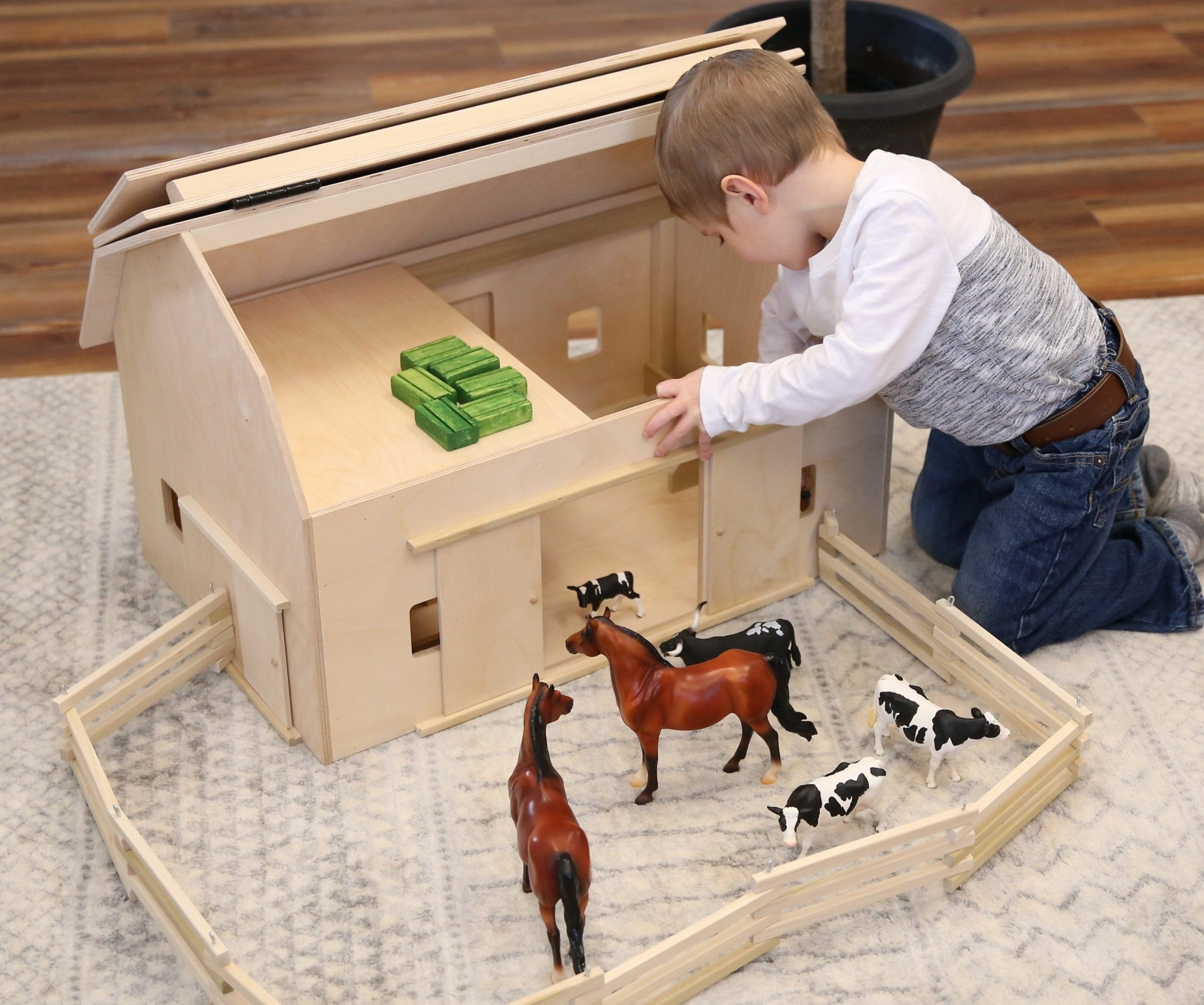 Amish-Made große hölzerne Hip-Roof Scheune Spielzeug, unvollendet