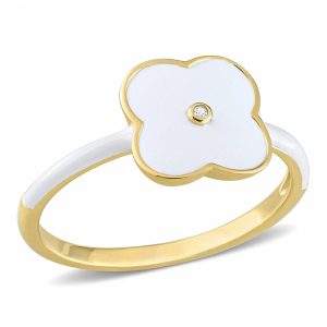 Mimi & Max kreierten einen weißen Emaille-Ring mit weißem Saphir und Blumenmuster aus gelb plattiertem Sterlingsilber
