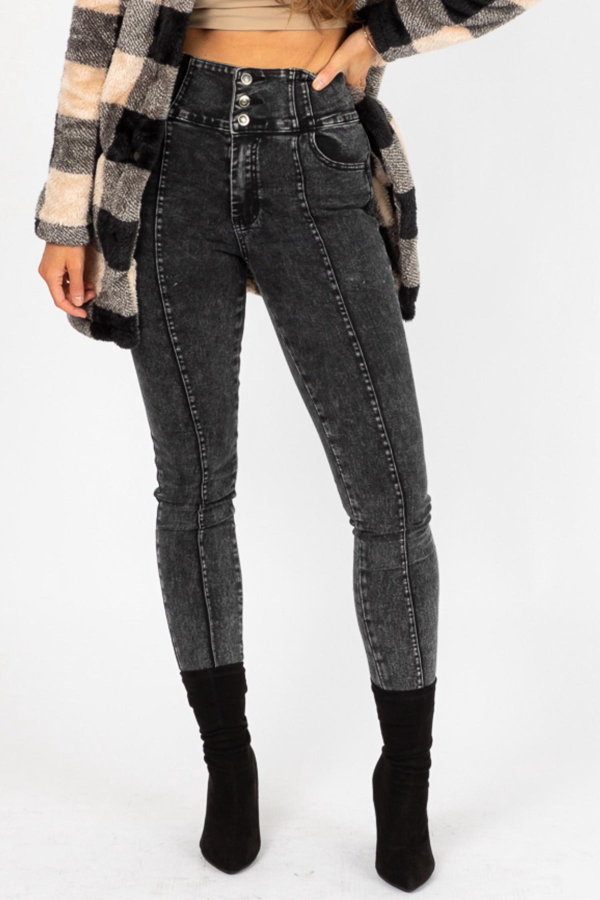 Jeans mit 3 Knöpfen in schwarzer Säurewäsche