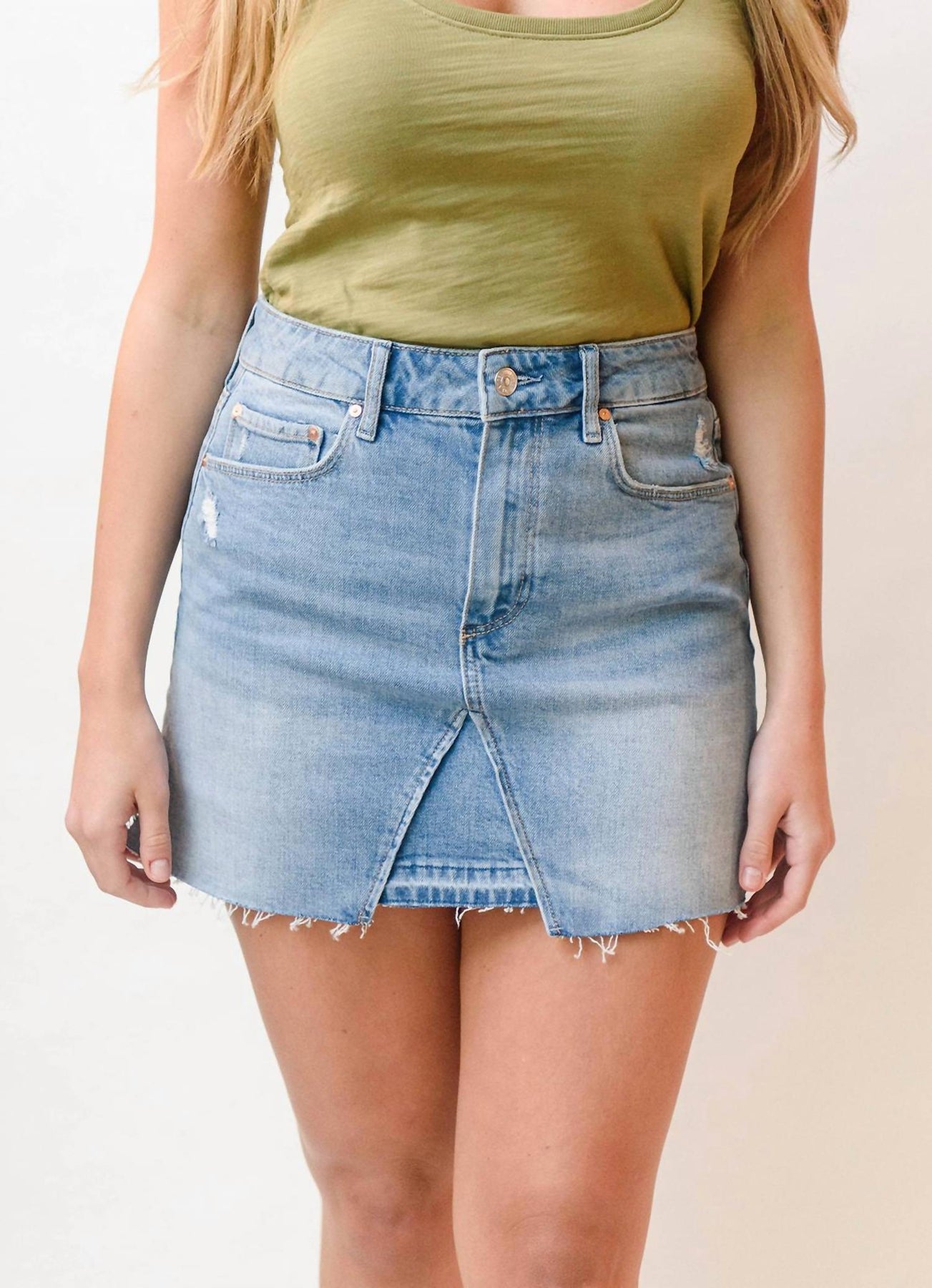 Jessie Raw Saum Denim Rock in Lightwash