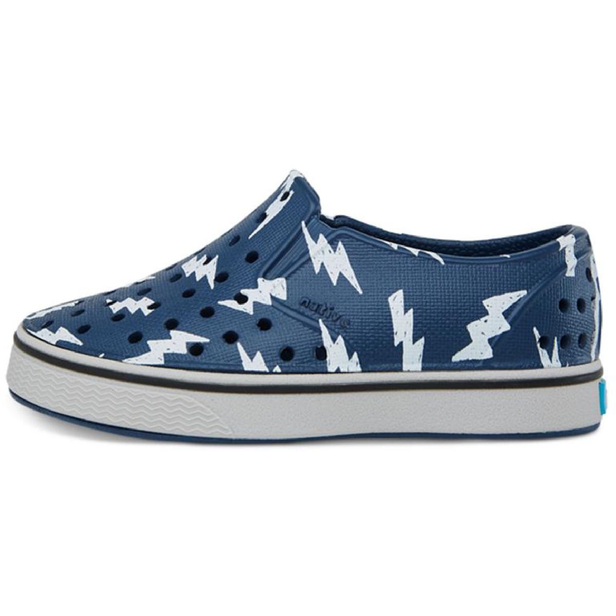 Jungen Miles Slip auf gedruckten Clogs