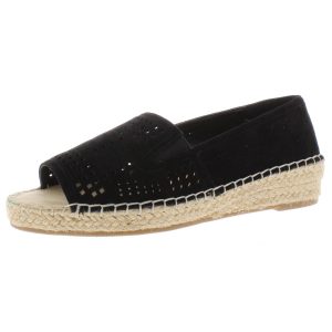 Cora Wildleder rutscht auf Keilsandalen