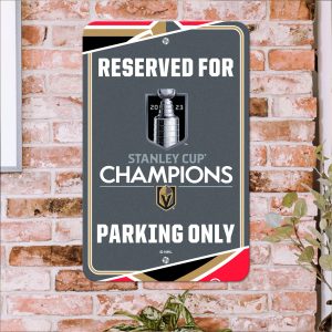 Fanmats Vegas Golden Knights 2023 Stanley Cup Champions Team Farbe Reserviert Parkschild Décor 18 "X 11.5" Leichtgewicht