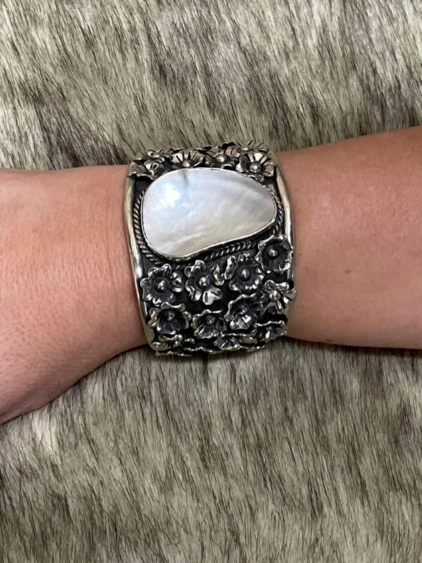 Sterling Manschette mit Mother Von Perle, Blumen Armband in weiß
