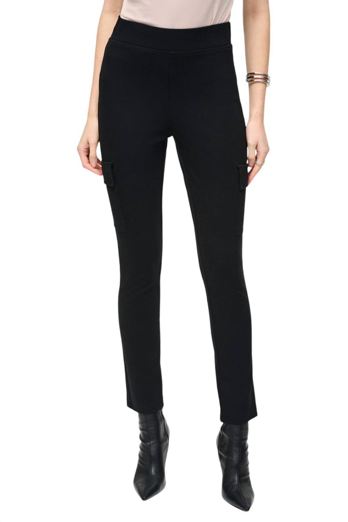 Schmal geschnittene Hose mit Taschen in Schwarz