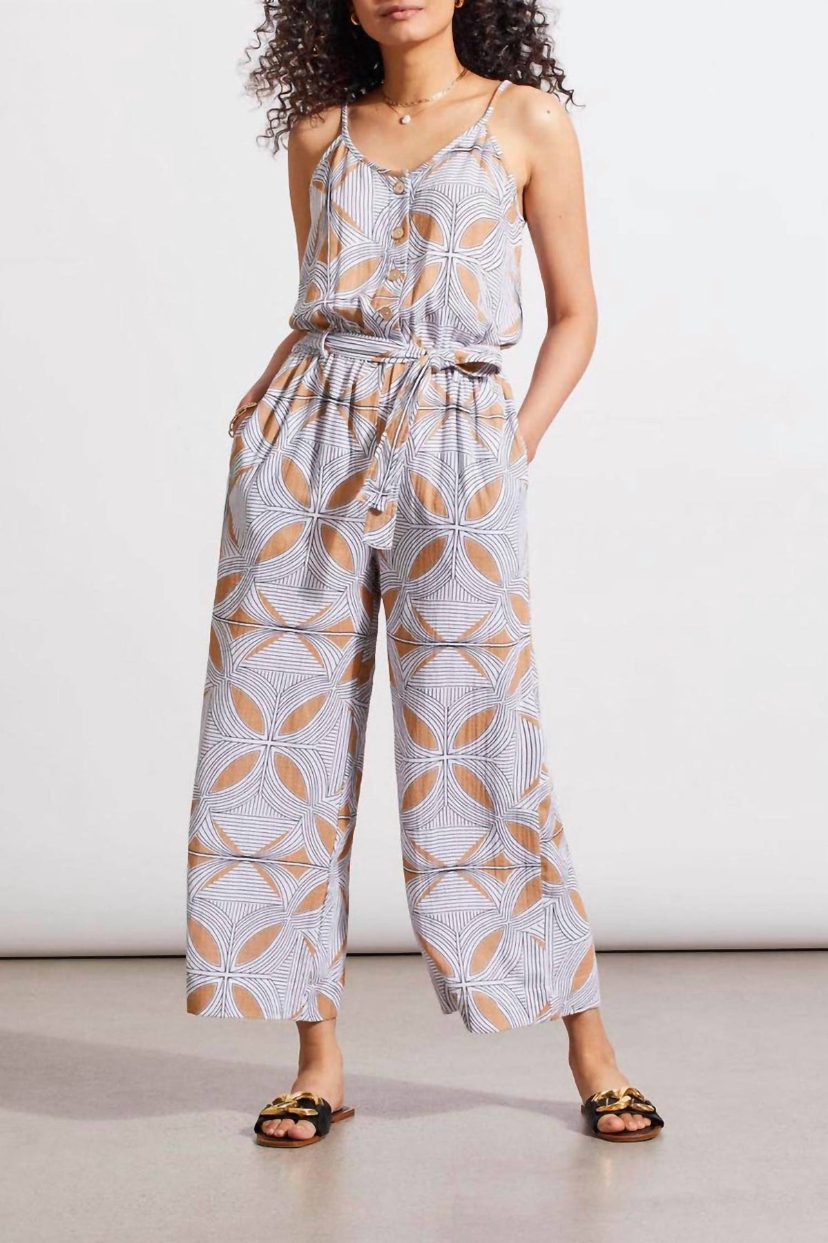 Knopf vorderer Jumpsuit in Karamell