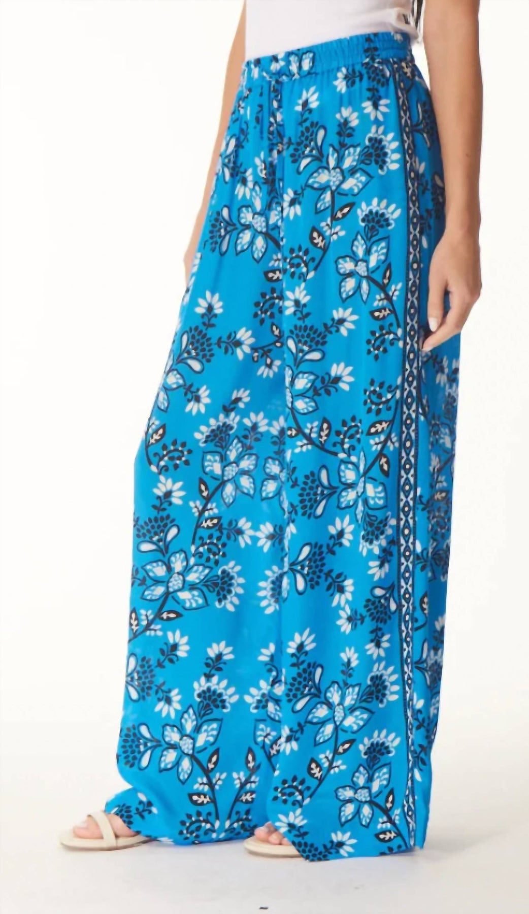 Miriam Hose in blau Batik Muster