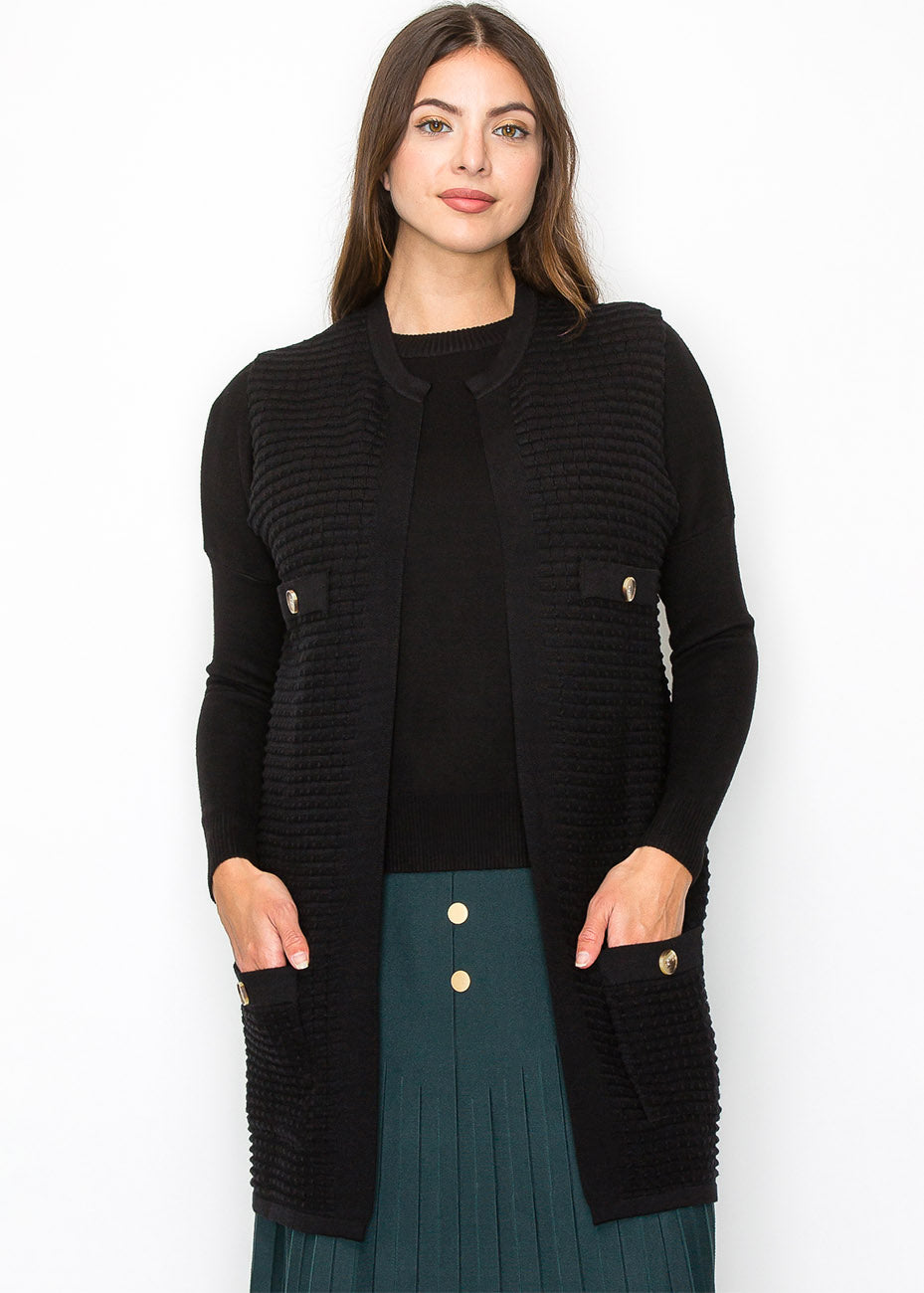 Schwarze Strickweste mit goldenem Knopf Details
