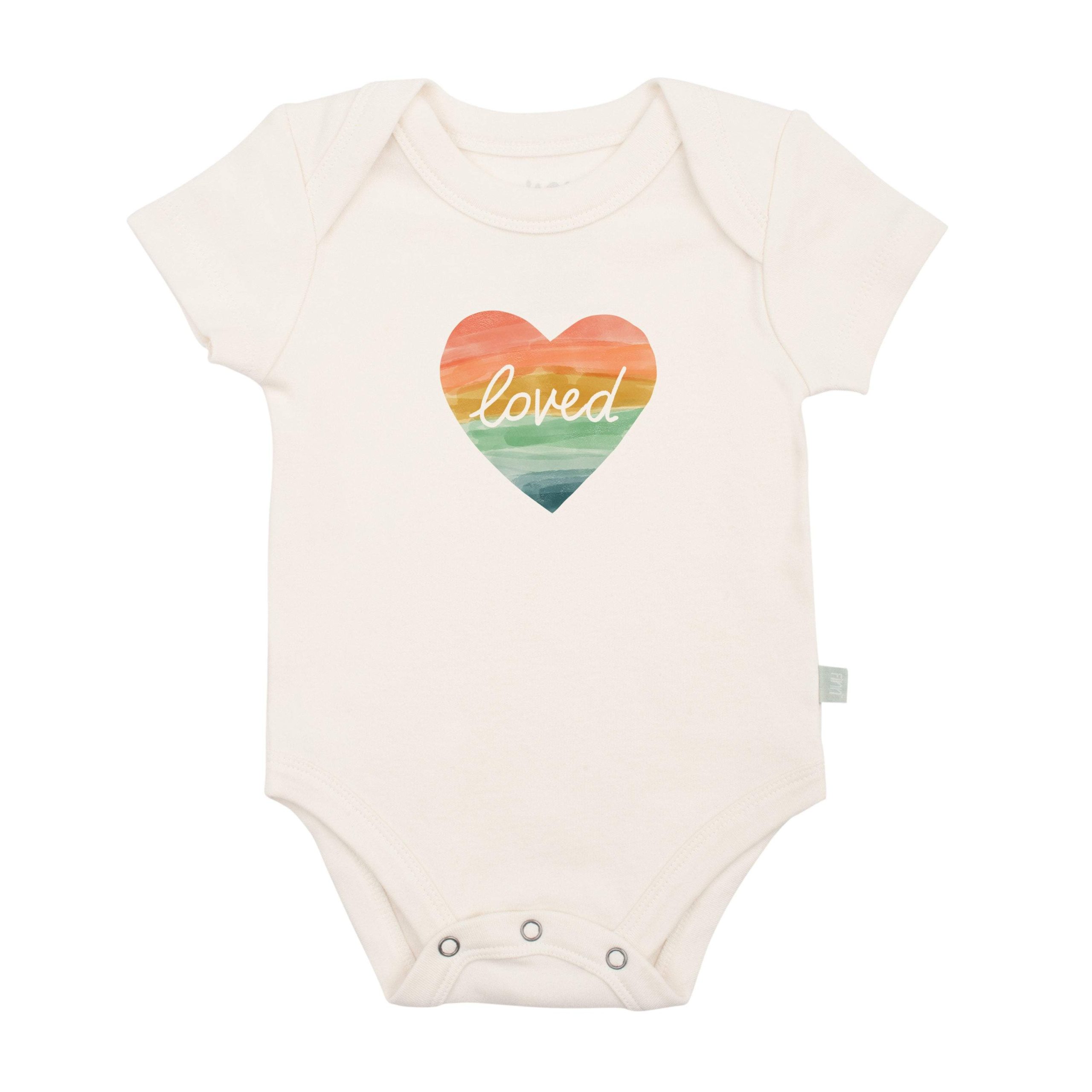 Grafischer Body – geliebtes Regenbogenherz