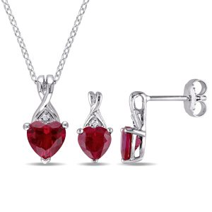 Mimi & Max 3 3/4ct TGW Created Rubin- und Diamant-Herz-Halskette und Ohrringe-Set aus Sterlingsilber