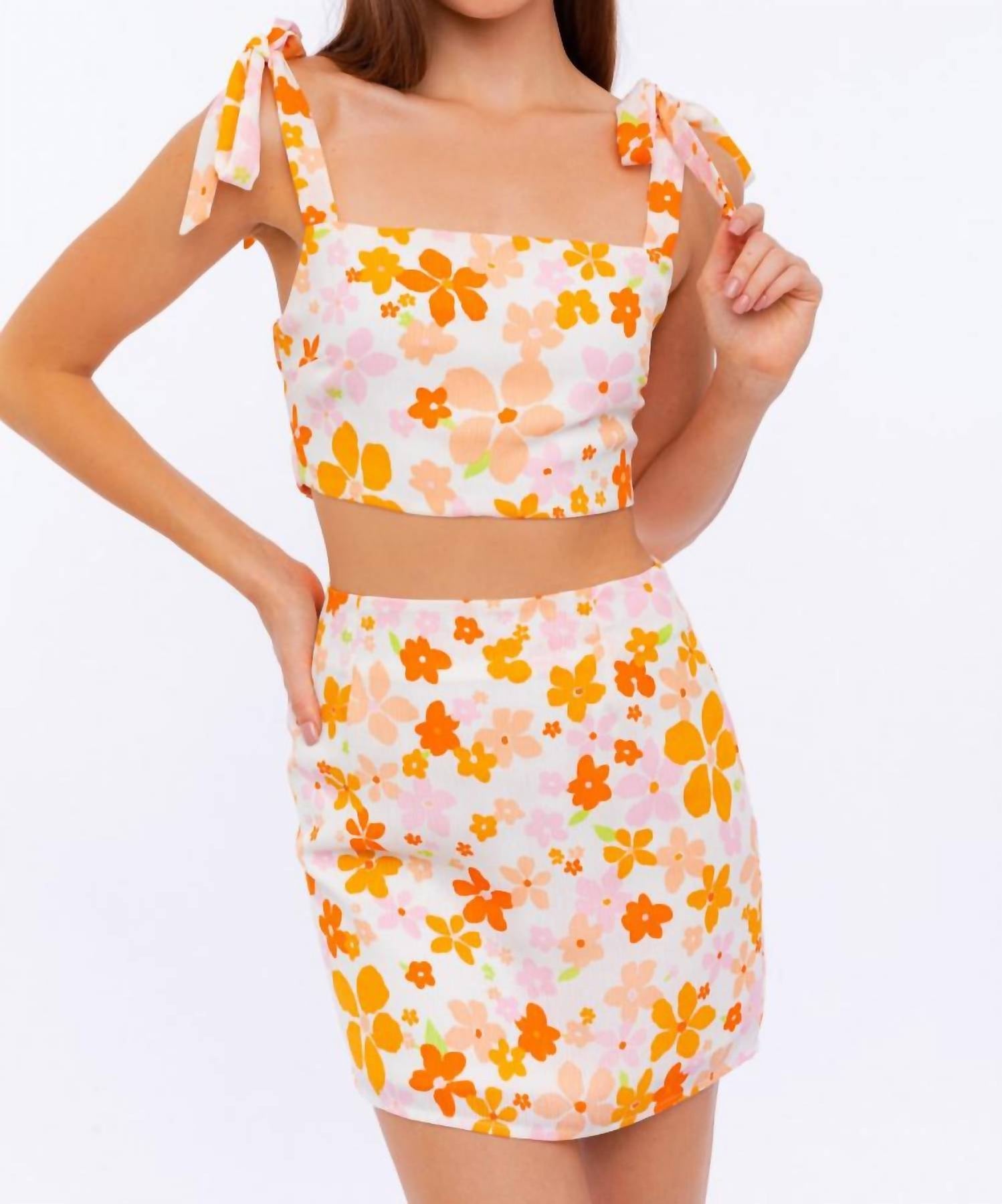 Zweiteiliges Set mit orangefarbenem Blumenmuster