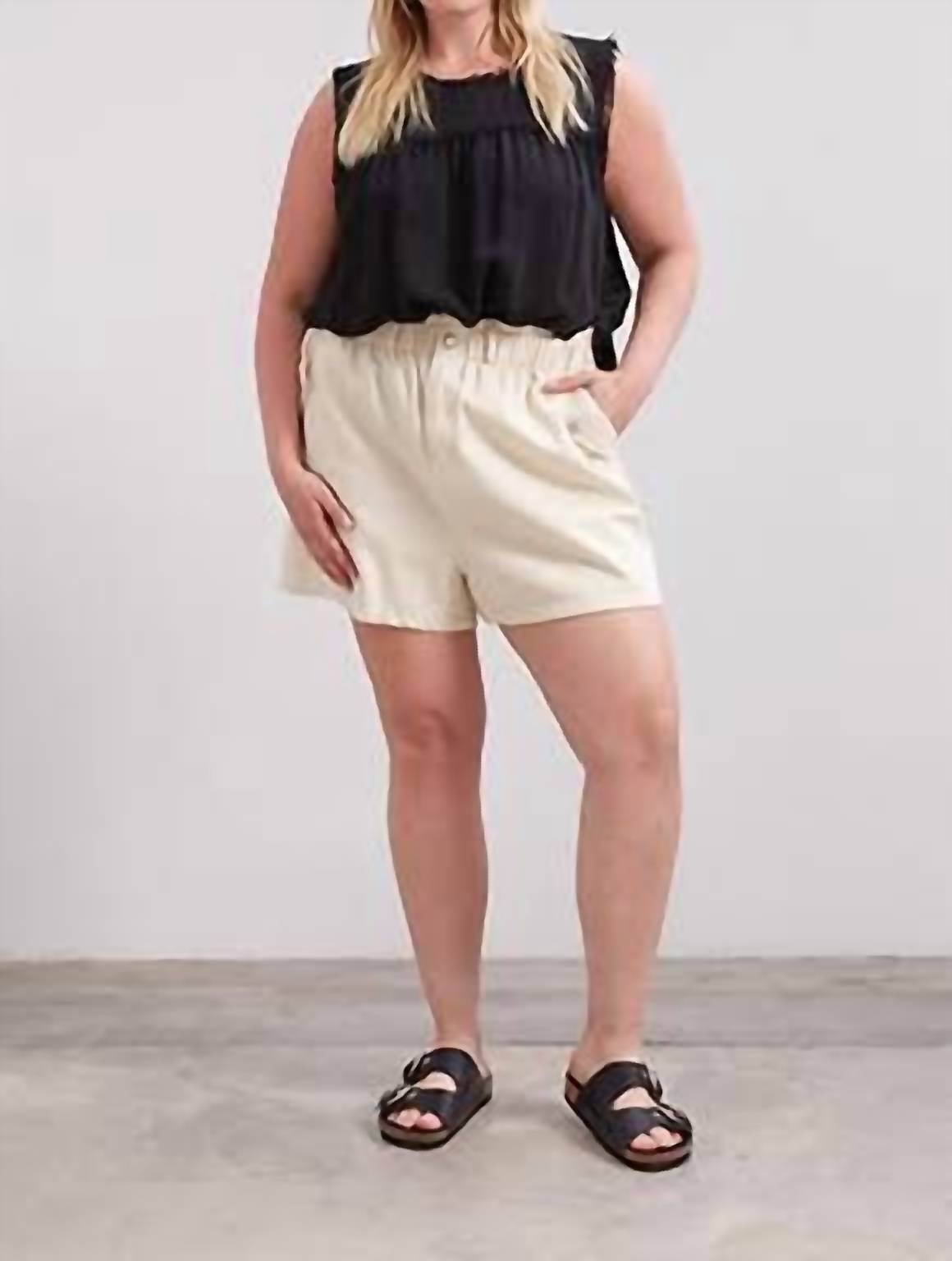Entspannte Papiertüte Shorts in Creme