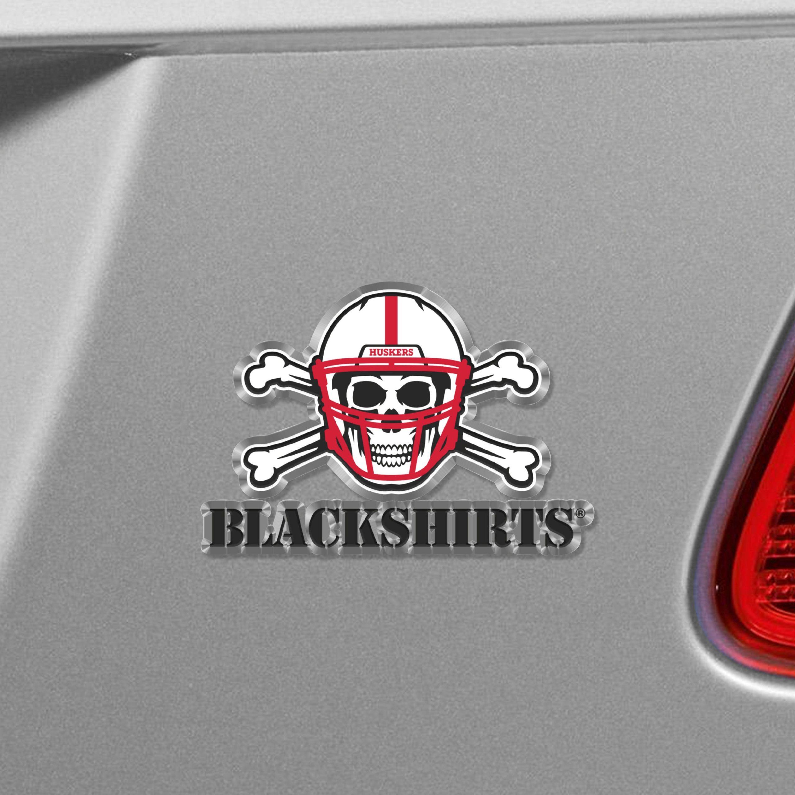 Fanmats Nebraska Cornhuskers Heavy Duty Aluminium geprägte Farbe Emblem – Alternative