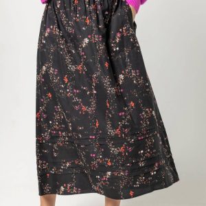 Gedruckte gewebte Falten Saum Rock in schwarz mit Blumenmuster