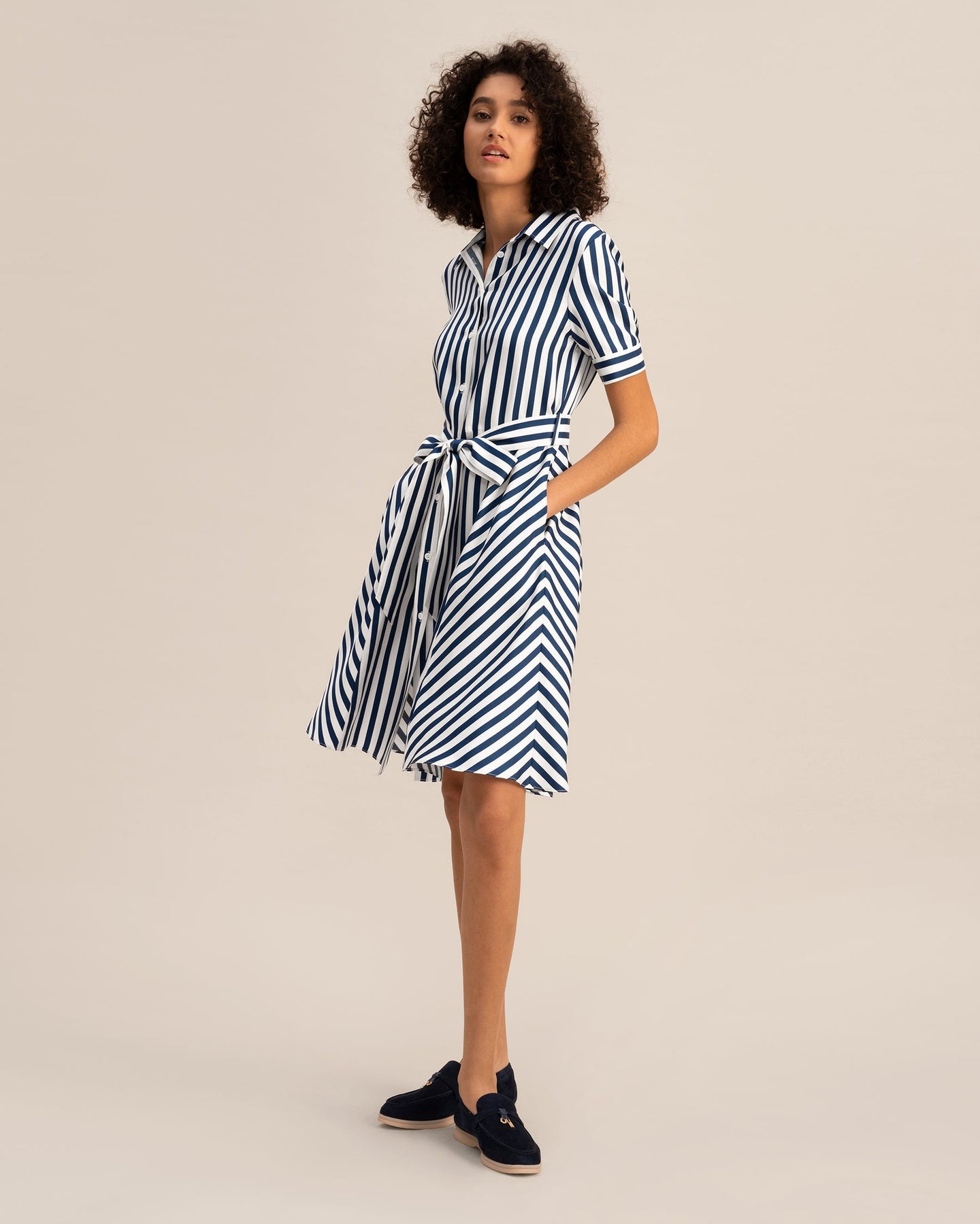 The Amalfi Stripe Seidenhemdkleid mit Gürtel für Damen