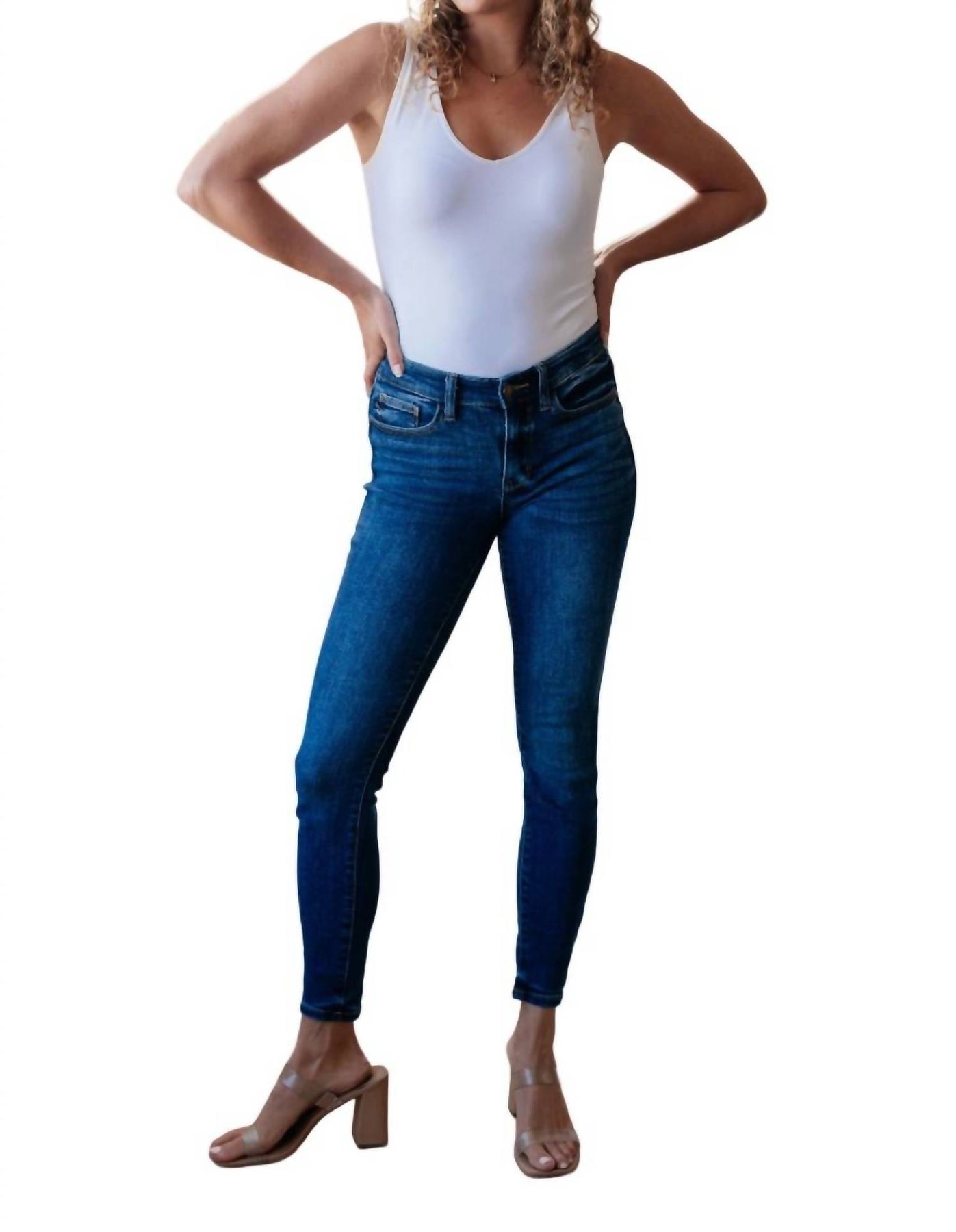 Mittelhohe Skinny Jeans in dunkler Waschung