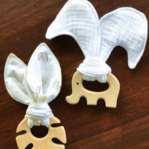 Wendy Anne nachhaltige nicht giftige Baby Buche Holz Teether mit Bio-Baumwoll-Stoff Krawatte