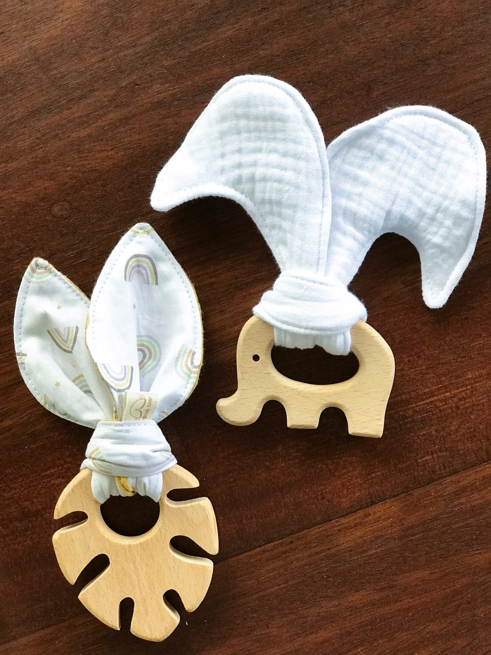Wendy Anne nachhaltige nicht giftige Baby Buche Holz Teether mit Bio-Baumwoll-Stoff Krawatte