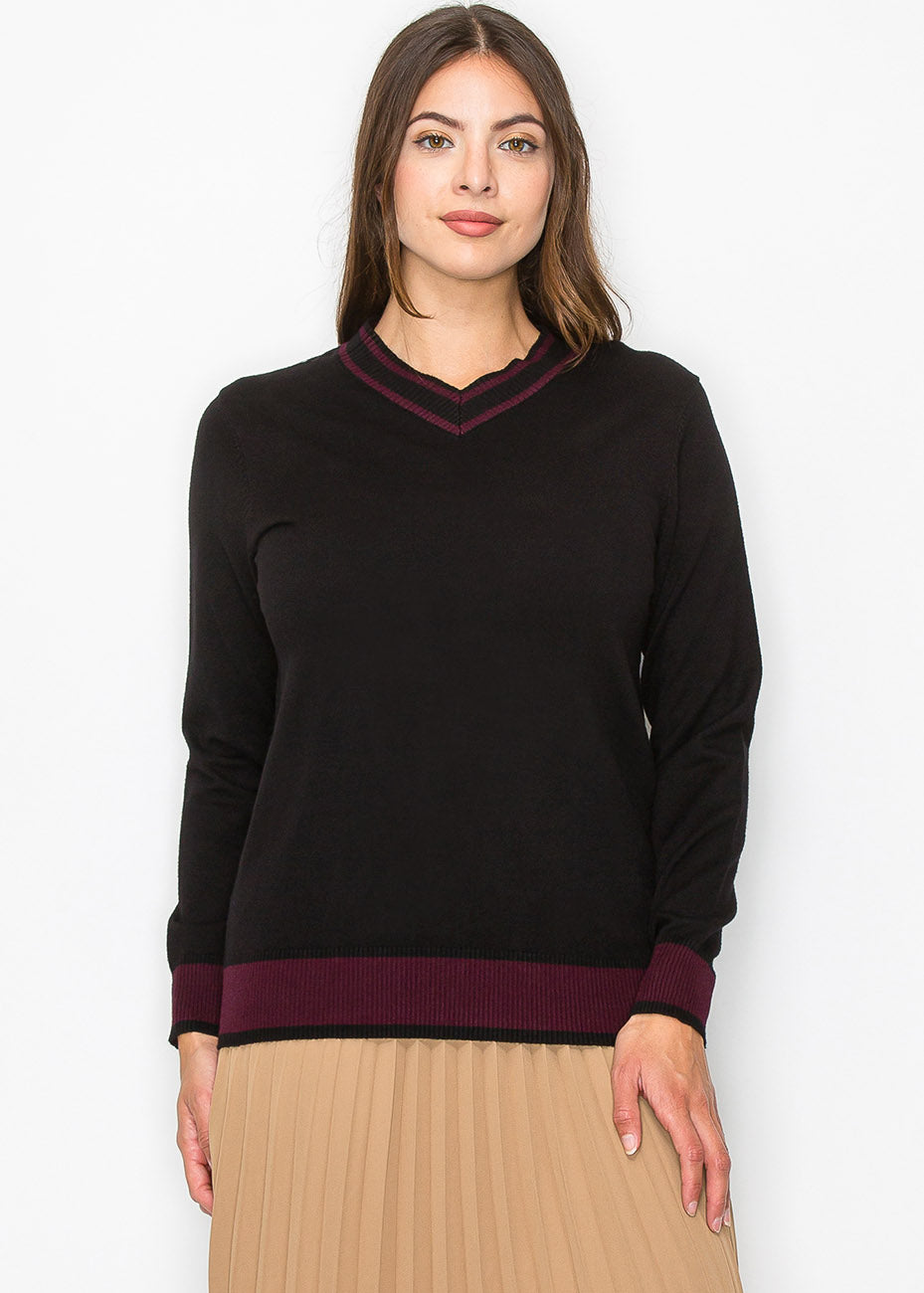 Schwarzer Strickpullover mit Burgunderbesatz