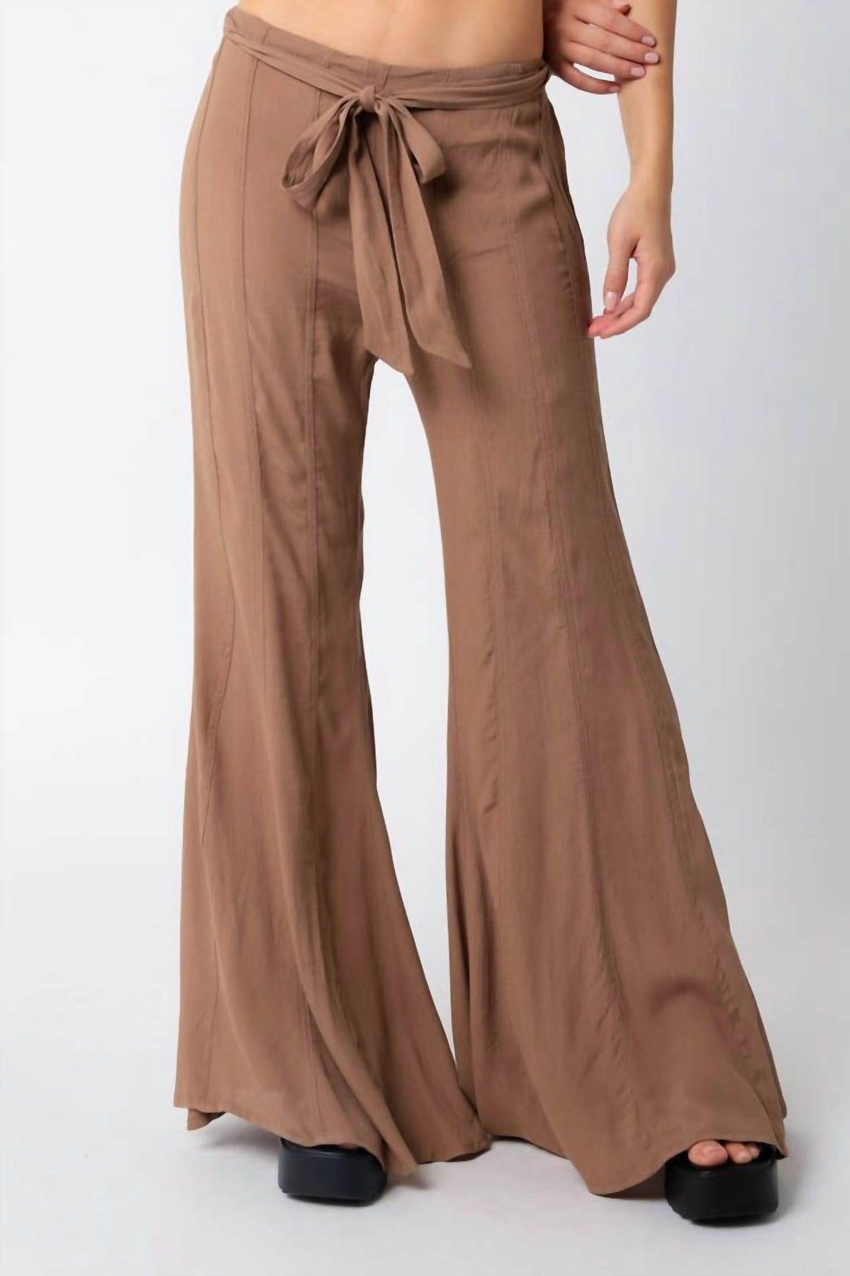 Sabrina Flare Hose in der Erde