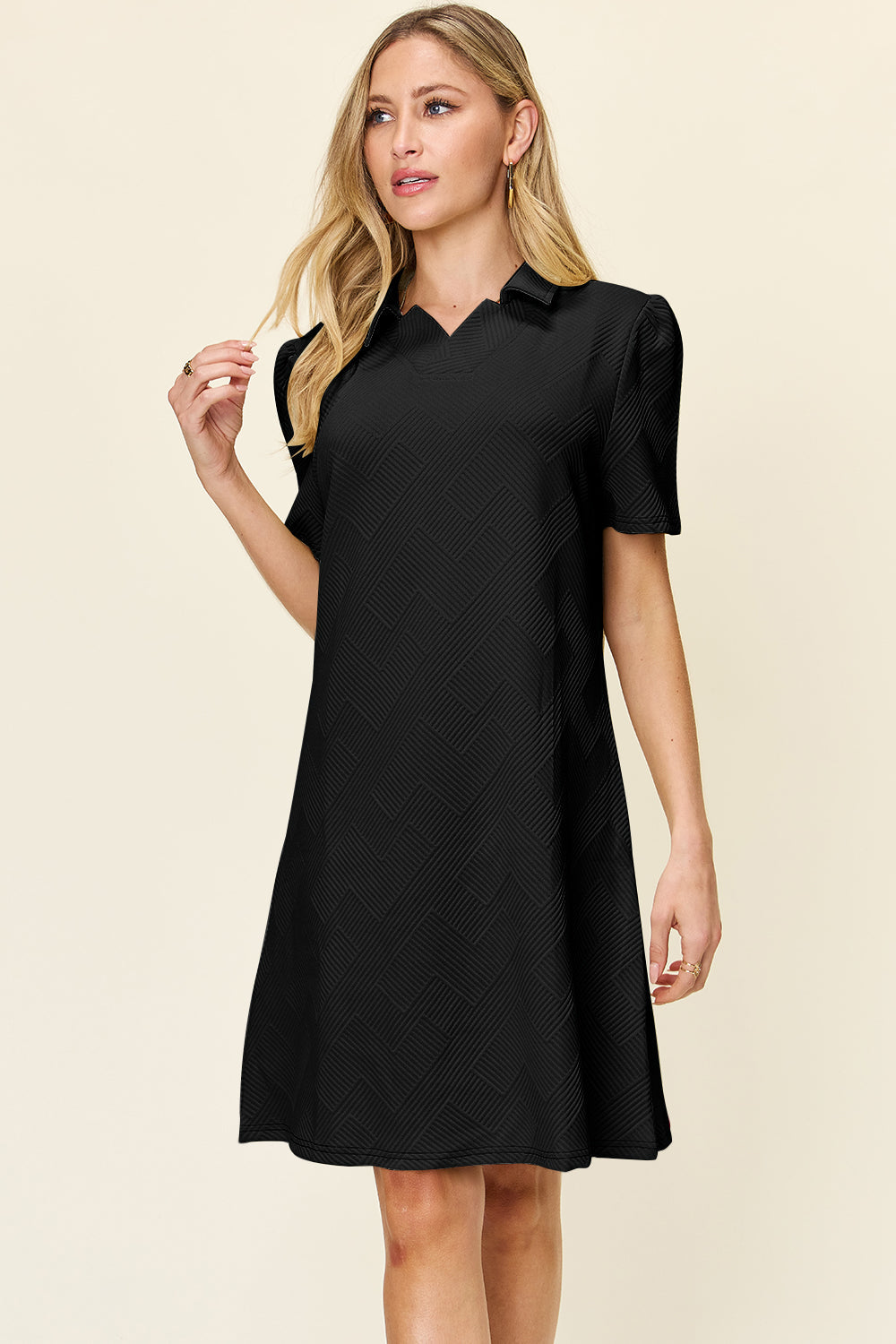 Volle Größe Textur Kragen Hals Kurzarm Kleid