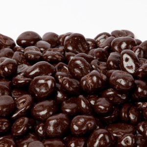 dunkle Schokolade bedeckt Preiselbeeren