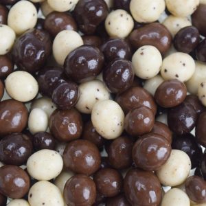 Tri farbige Schokolade bedeckt Kaffeebohnen