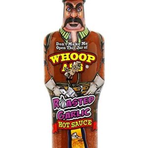 scharfe Sauce Keuchen Arsch geröstet Knoblauch in einer Cowboy-förmige Flasche mit roten