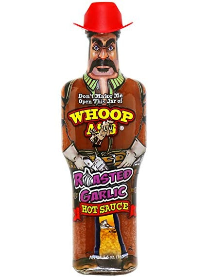 Chilisauce Whoop Ass Gerösteter Knoblauch in einer Cowboy-förmigen Flasche mit Rot