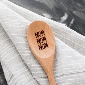 die Körpergesellschaft – nom nom nom – Bucheholz, die Löffel serviert
