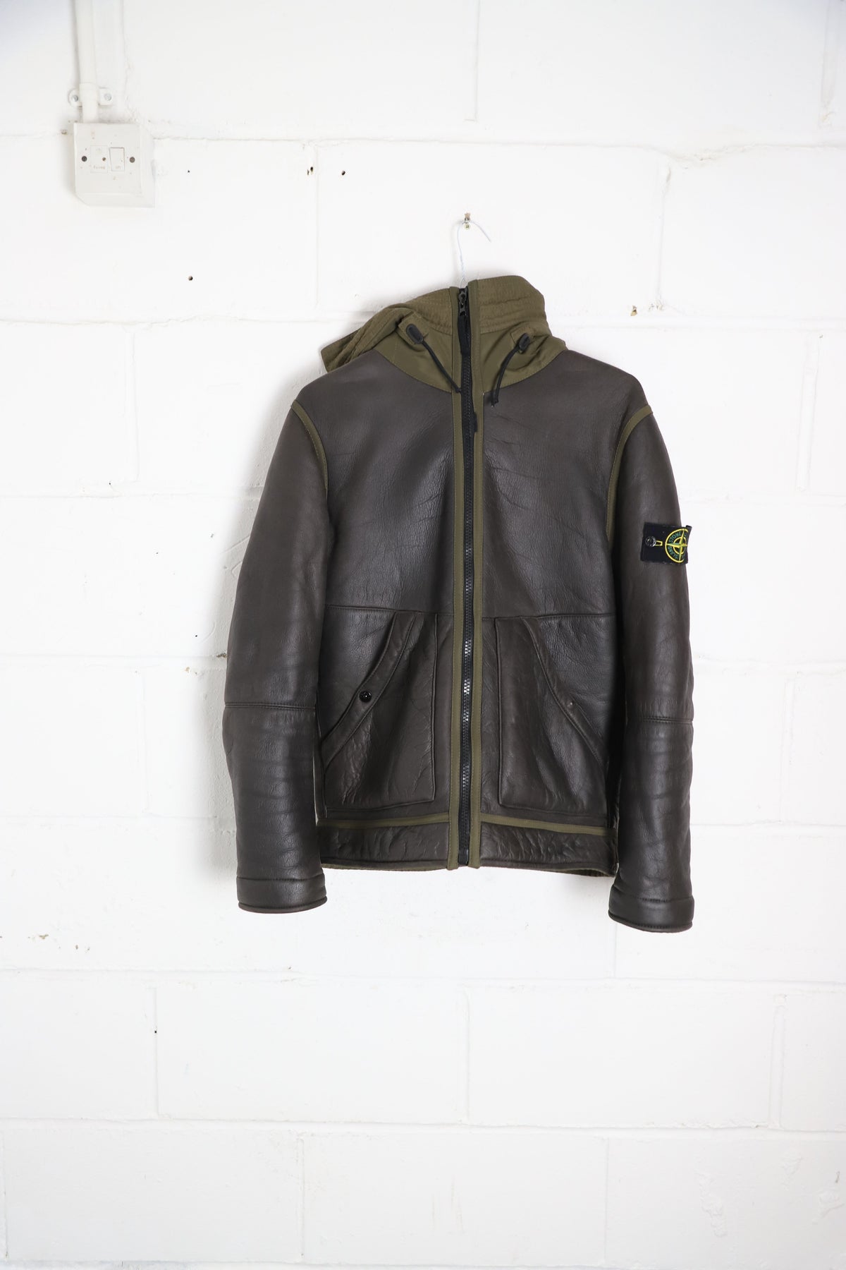 Stone Island Vorderseite Zip Kapuzenjacke aus braunem Schaffell
