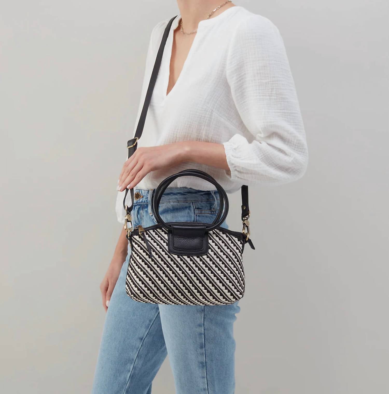 Damen Sheila Zip Crossbody in schwarz & weiß gewebt
