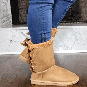 Kunstfellstiefel mit Fliegendetail in Hellbraun