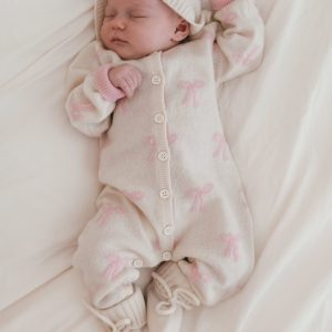 Luna + Luca Bow Kaschmir Luxxe Baby-Overall, Mütze und Bootie-Set