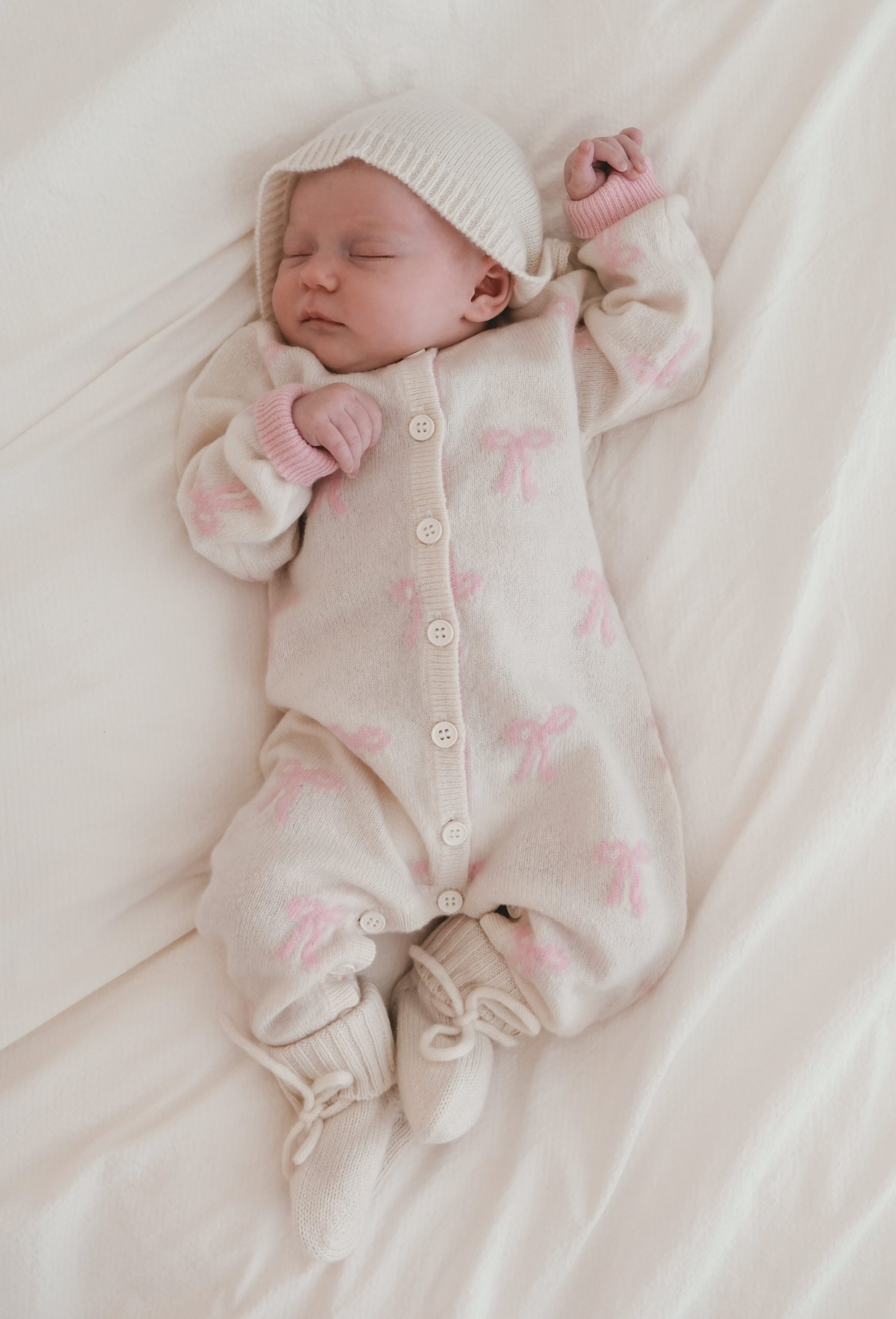Luna + Luca Bow Kaschmir Luxxe Baby Jumpsuit, Bonnet und Bootie Set