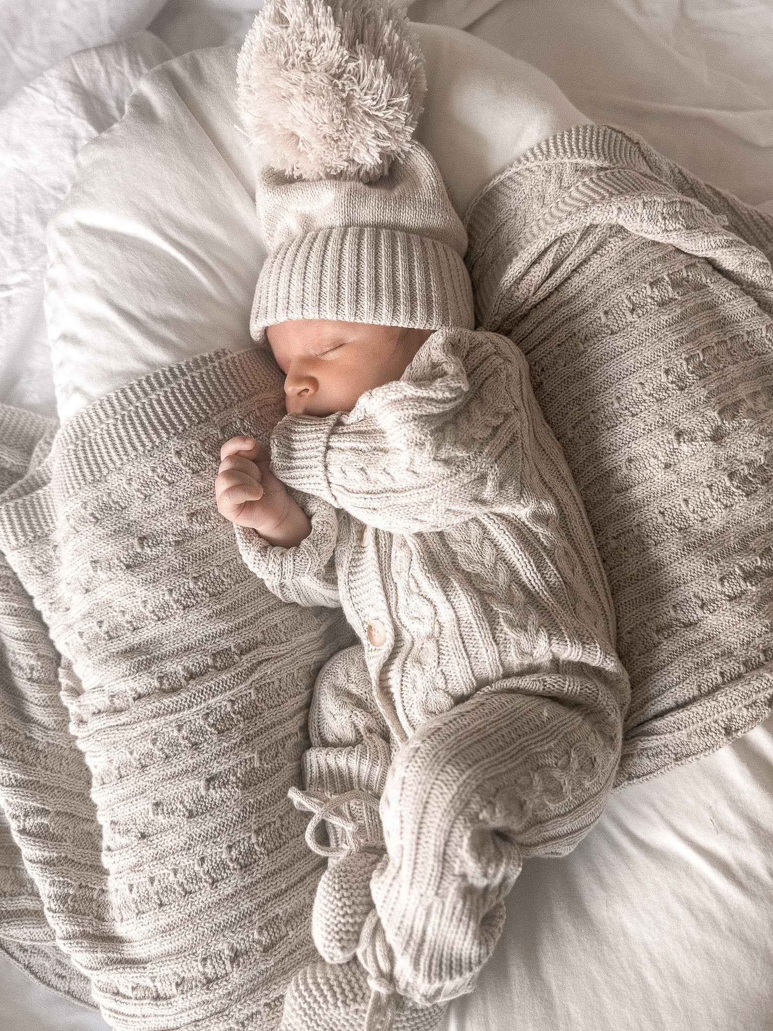 Luna + Luca Klassischer Cable Strick Jumpsuit – Natur