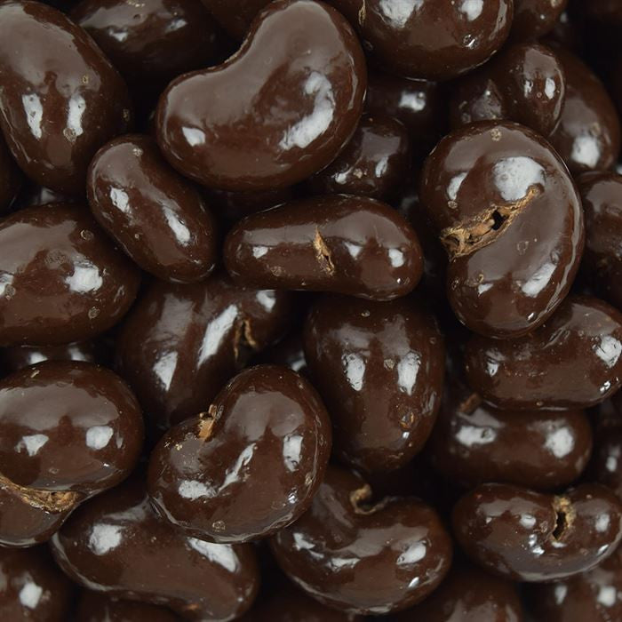 Dunkle Schokolade bedeckt Cashewnüsse