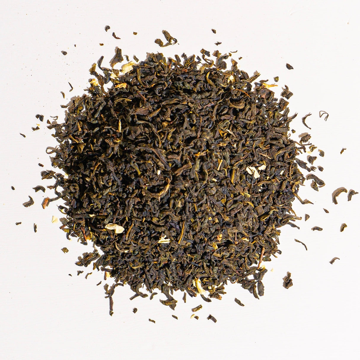 Grüner Tee mit Jasminblütenblättern