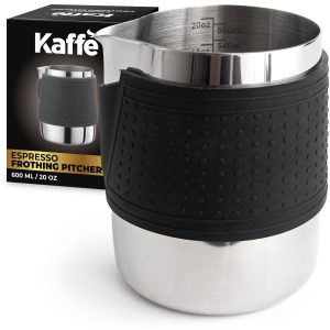 Kaffe Edelstahl Milchschaum Pitcher – mit Silikon-Ärmele perfekt für Lattes & Cappuccinos – 20oz