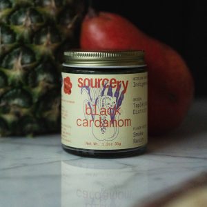 Sourcery schwarzer Kardamom – 6 Gläser x 1 Gehäuse