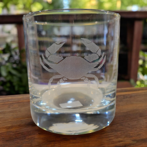 graviert einzelne Krabben Felsen Glas