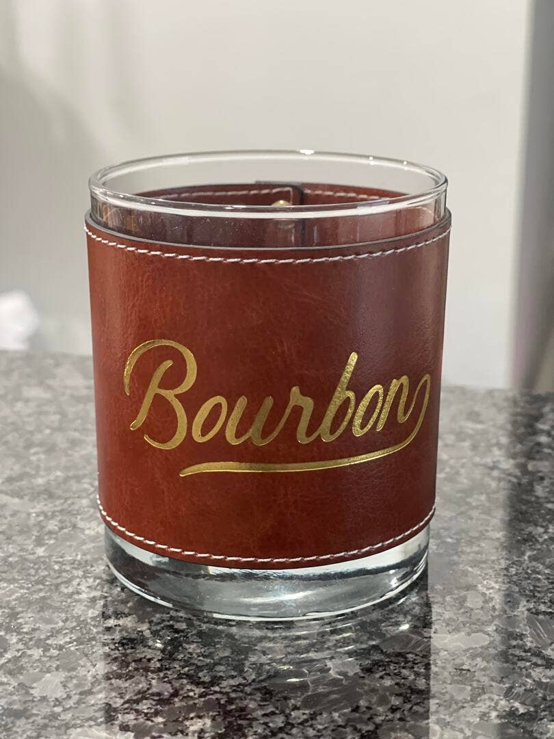 Barrel Down im Süden Bourbon Wort Kunstleder Felsen Glas